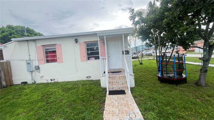 photo 2: 301 E 35th St, Hialeah FL 33013