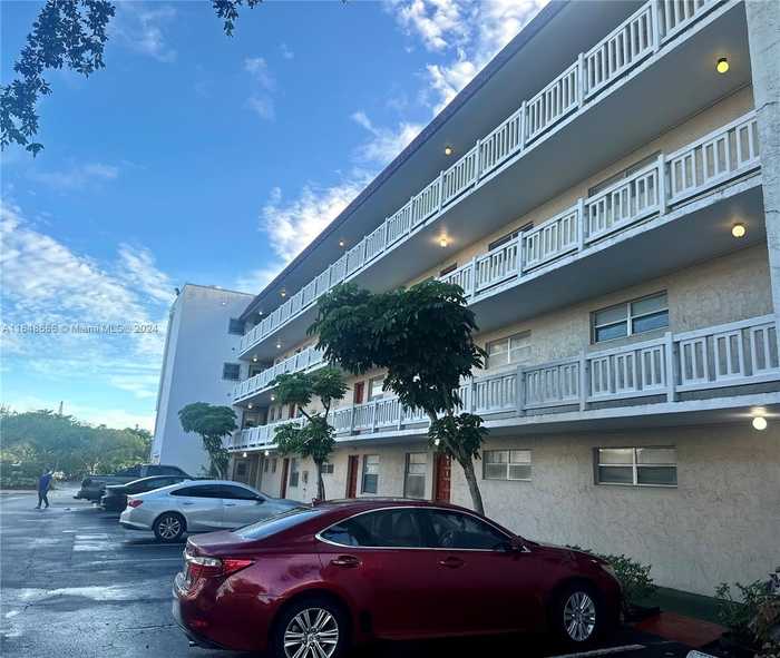 photo 2: 3521 Inverrary Dr Unit 402, Lauderhill FL 33319