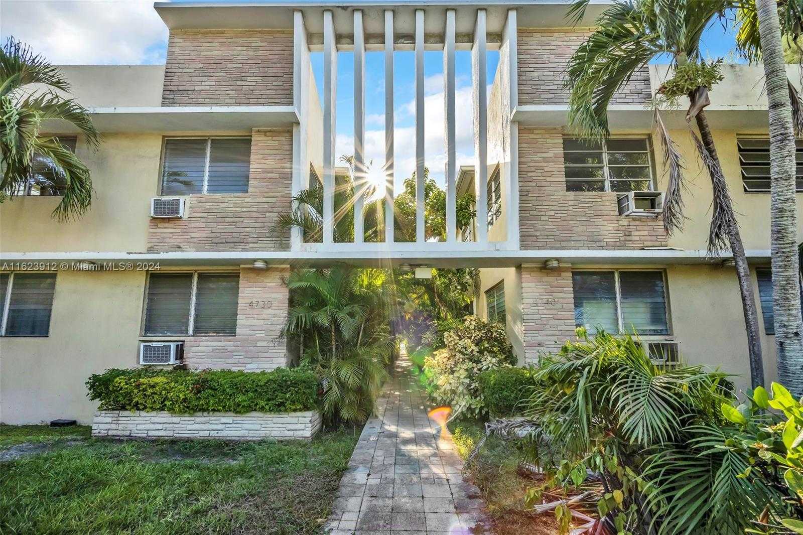 photo 1: 4740 Pine Tree Dr Unit 31, Miami Beach FL 33140