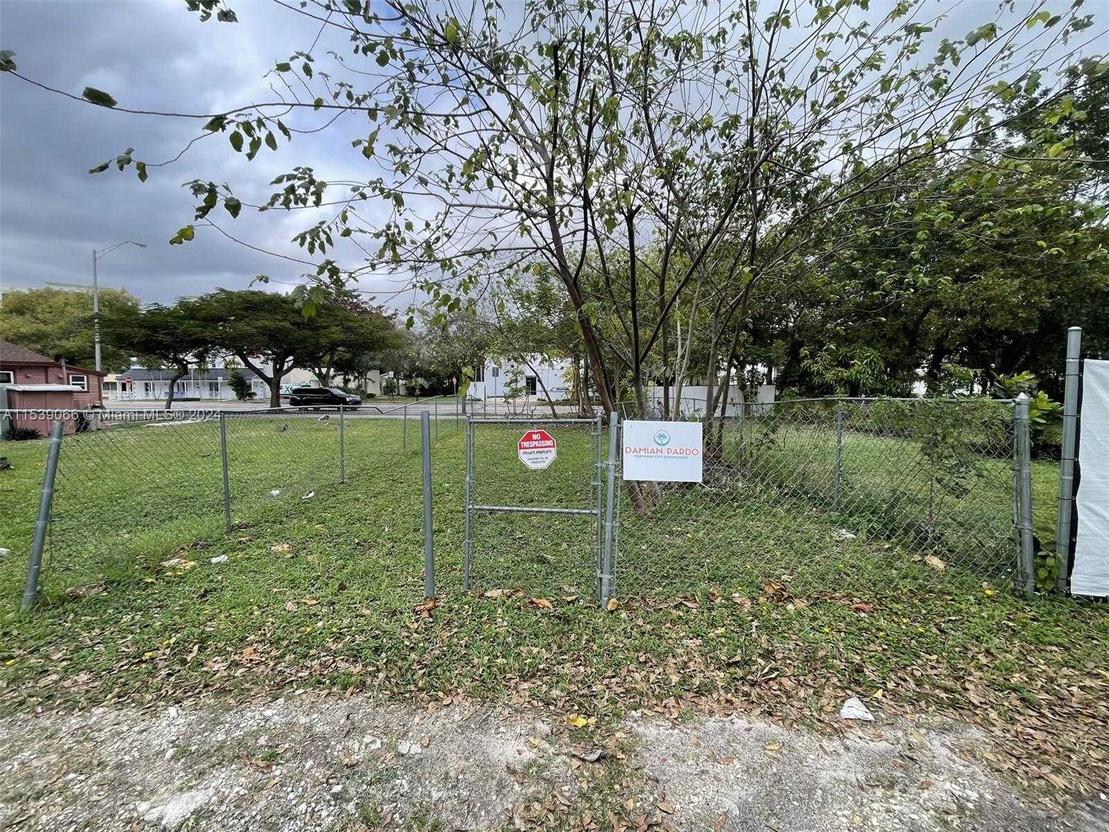 photo 1: 3929 Washington Ave, Miami FL 33133