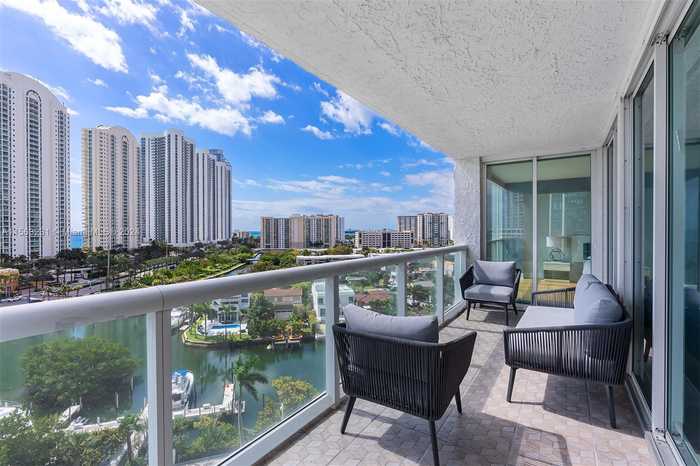 photo 2: 16400 Collins Ave Unit 1042, Sunny Isles Beach FL 33160