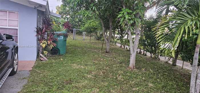 photo 2: 17940 NE 6th Ct, Miami FL 33162