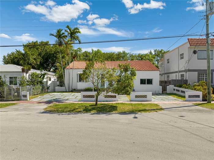 photo 1: 890 W 43rd Ct, Miami Beach FL 33140