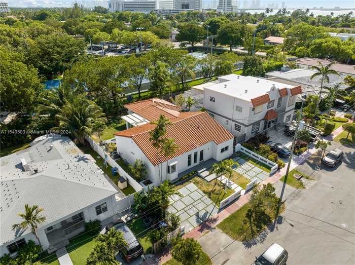 photo 20: 890 W 43rd Ct, Miami Beach FL 33140