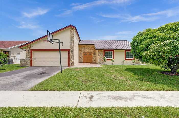 photo 1: 8511 NW 54th St, Lauderhill FL 33351