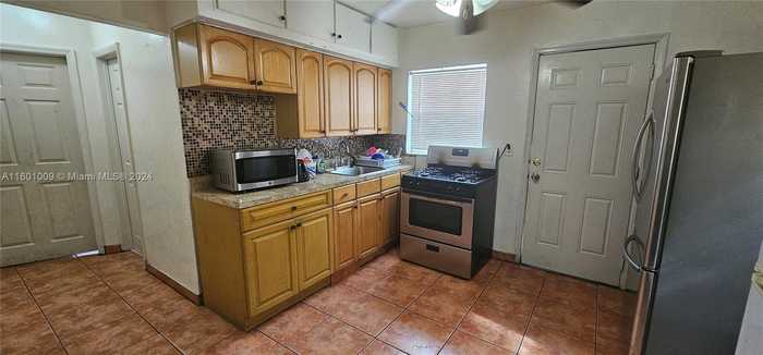 photo 2: 1640 NW 113th Ter, Miami FL 33167