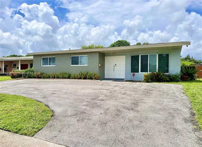 photo 1: 2210 N 54th Ave, Hollywood FL 33021