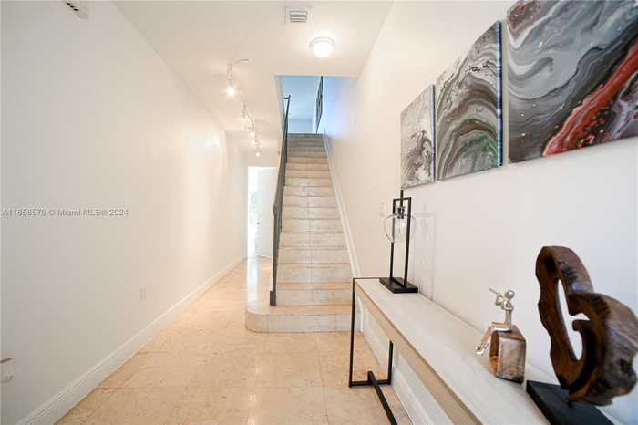 photo 2: 814 NE 19th Ave Unit 814, Fort Lauderdale FL 33304