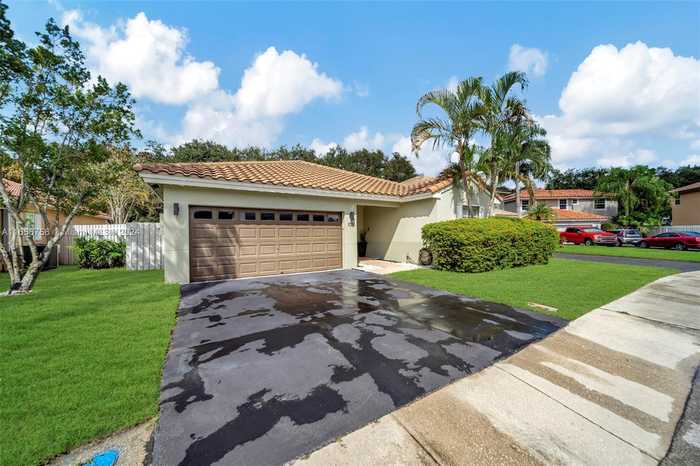 photo 1: 1081 NW 125th Ter, Sunrise FL 33323