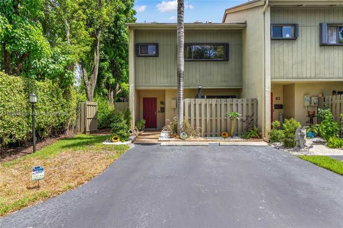 photo 1: 81 NE 17th Ct, Fort Lauderdale FL 33305