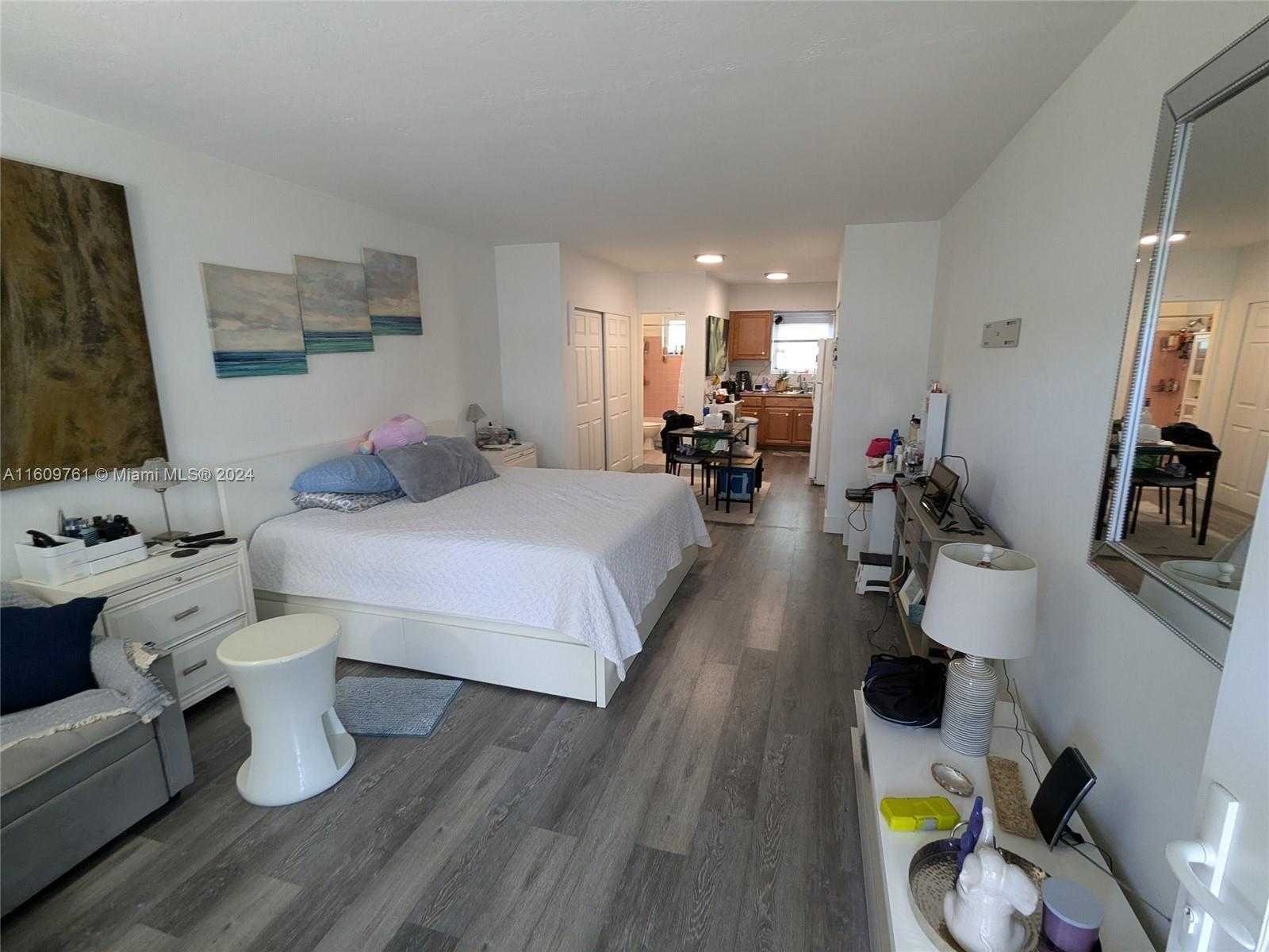 photo 1: 158 Ocean Dr Unit 203, Miami Beach FL 33139