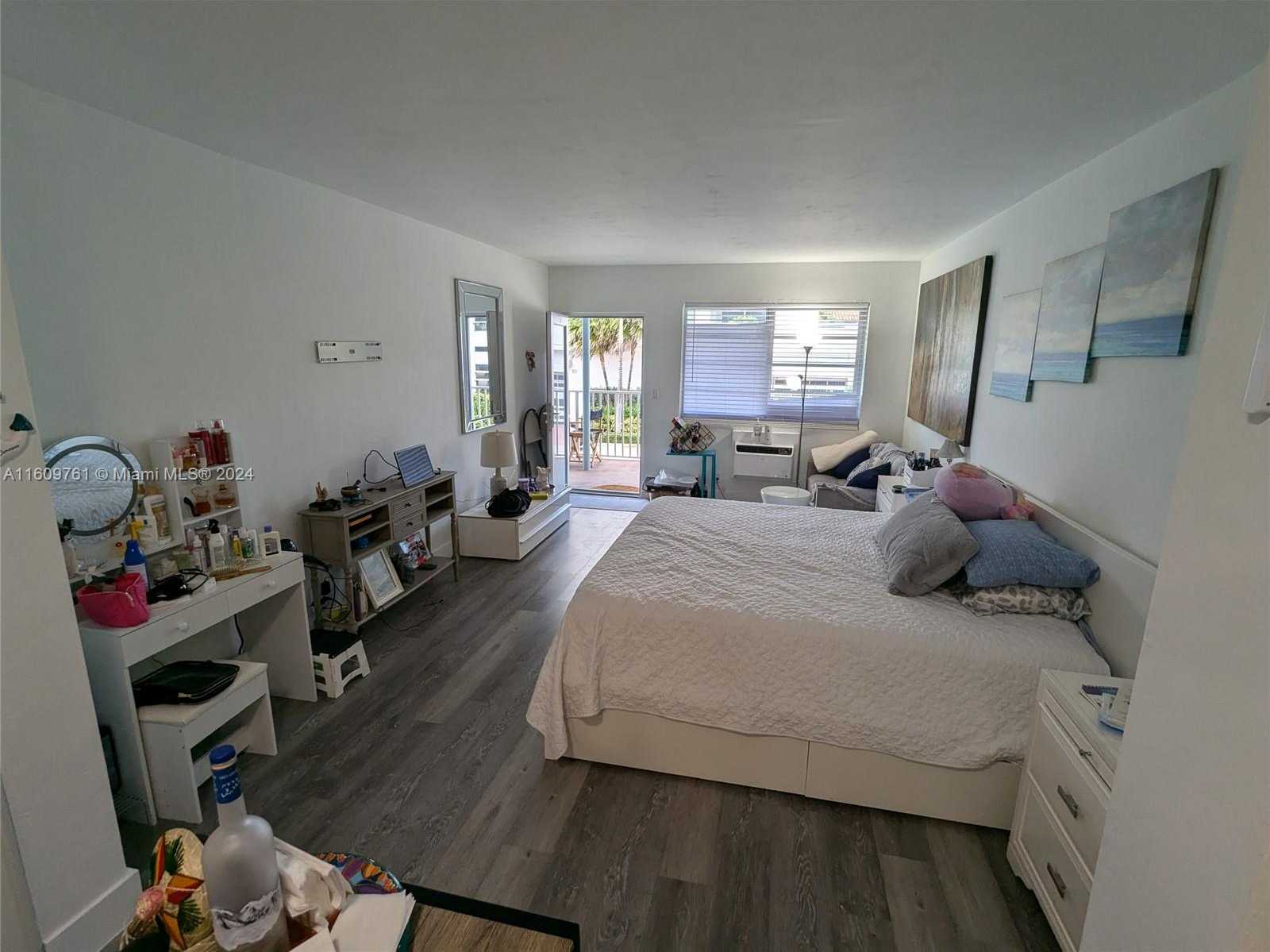 photo 2: 158 Ocean Dr Unit 203, Miami Beach FL 33139