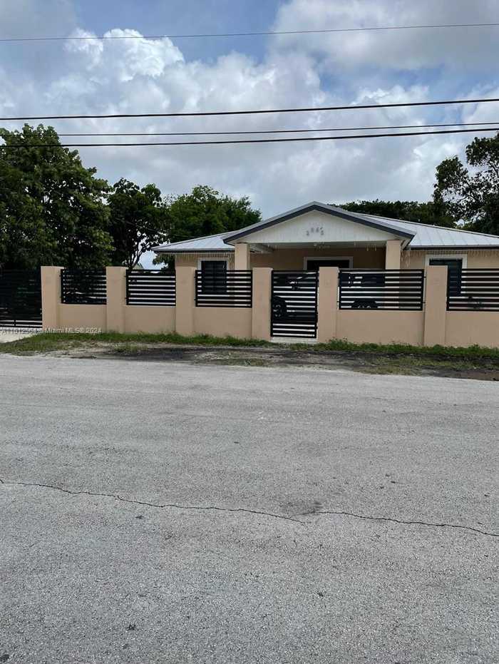 photo 1: 2965 NW 106th St, Miami FL 33147