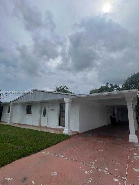 photo 1: 19800 NW 51st Ave, Miami Gardens FL 33055