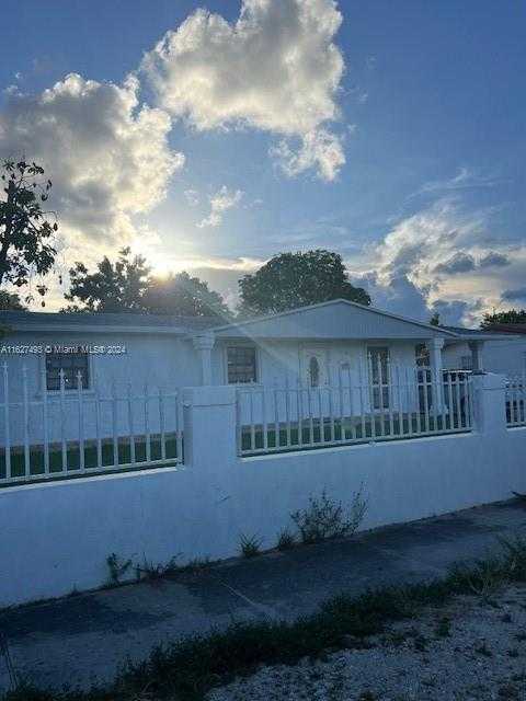 photo 3: 19800 NW 51st Ave, Miami Gardens FL 33055