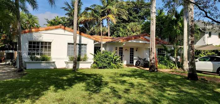 photo 1: 422 Warren Ln, Key Biscayne FL 33149