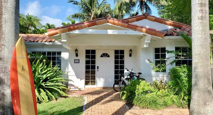 photo 2: 422 Warren Ln, Key Biscayne FL 33149