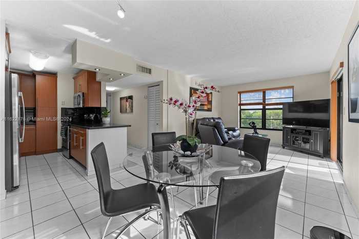 photo 2: 605 NW 72nd Ave Unit 406, Miami FL 33126