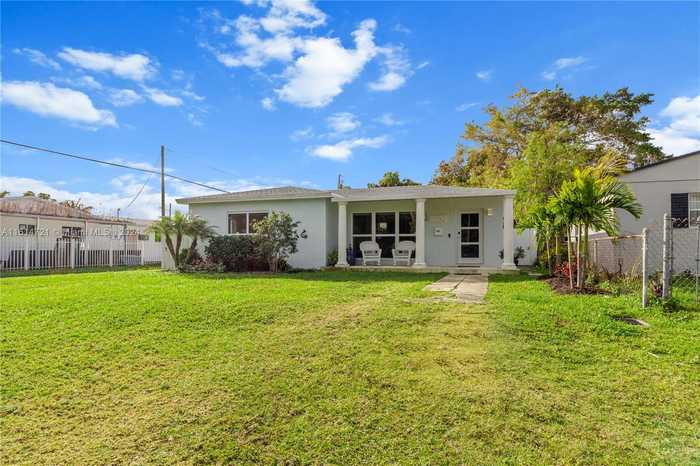 photo 2: 1780 NE 170th St, North Miami Beach FL 33162