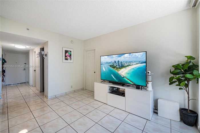 photo 2: 2829 Indian Creek Dr Unit 410, Miami Beach FL 33140