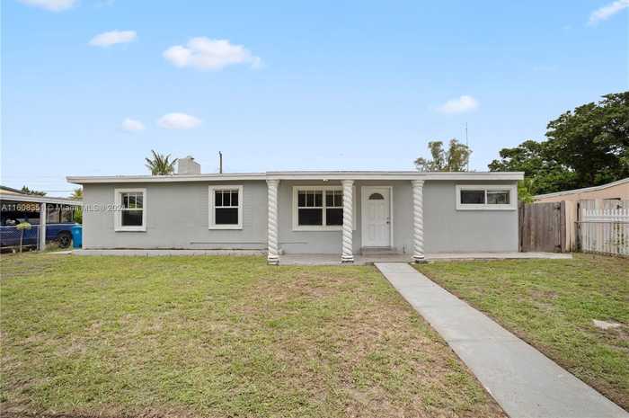 photo 1: 3740 SW 44th Ave, West Park FL 33023