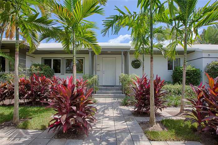 photo 1: 621 W Dilido Dr, Miami Beach FL 33139