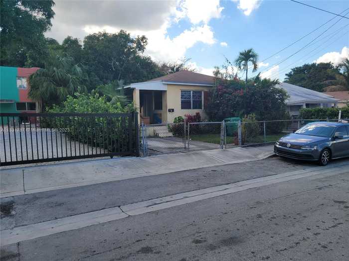 photo 1: 320 NW 32nd St, Miami FL 33127