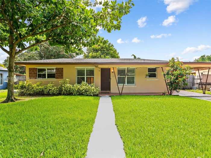 photo 1: 920 SW 50th Ave, Plantation FL 33317