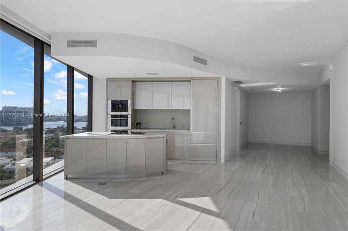 photo 2: 18975 Collins Ave Unit 1004, Sunny Isles Beach FL 33160