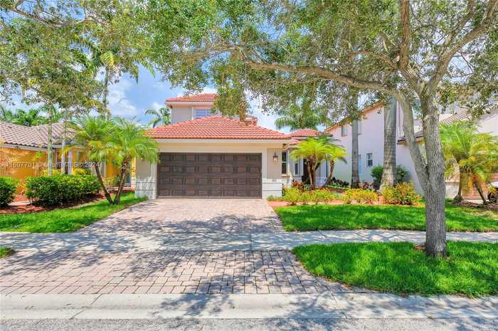 photo 1: 1632 NE Winterberry Ln, Weston FL 33327