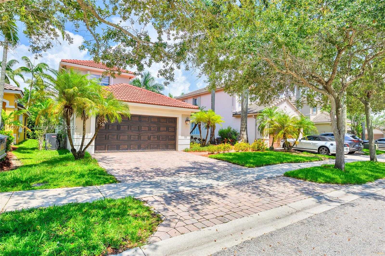 photo 2: 1632 NE Winterberry Ln, Weston FL 33327