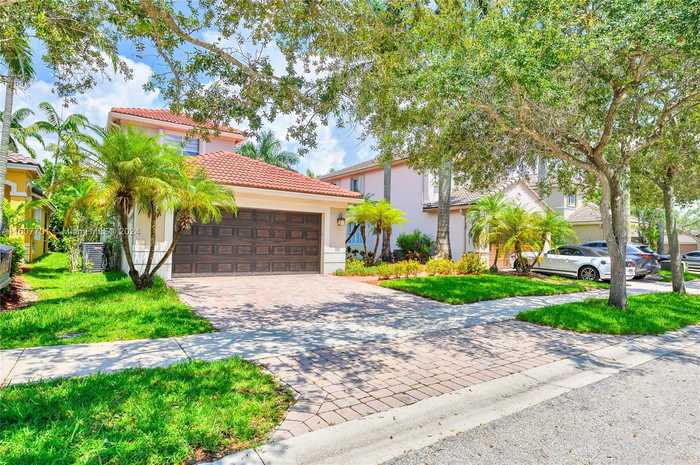 photo 2: 1632 NE Winterberry Ln, Weston FL 33327