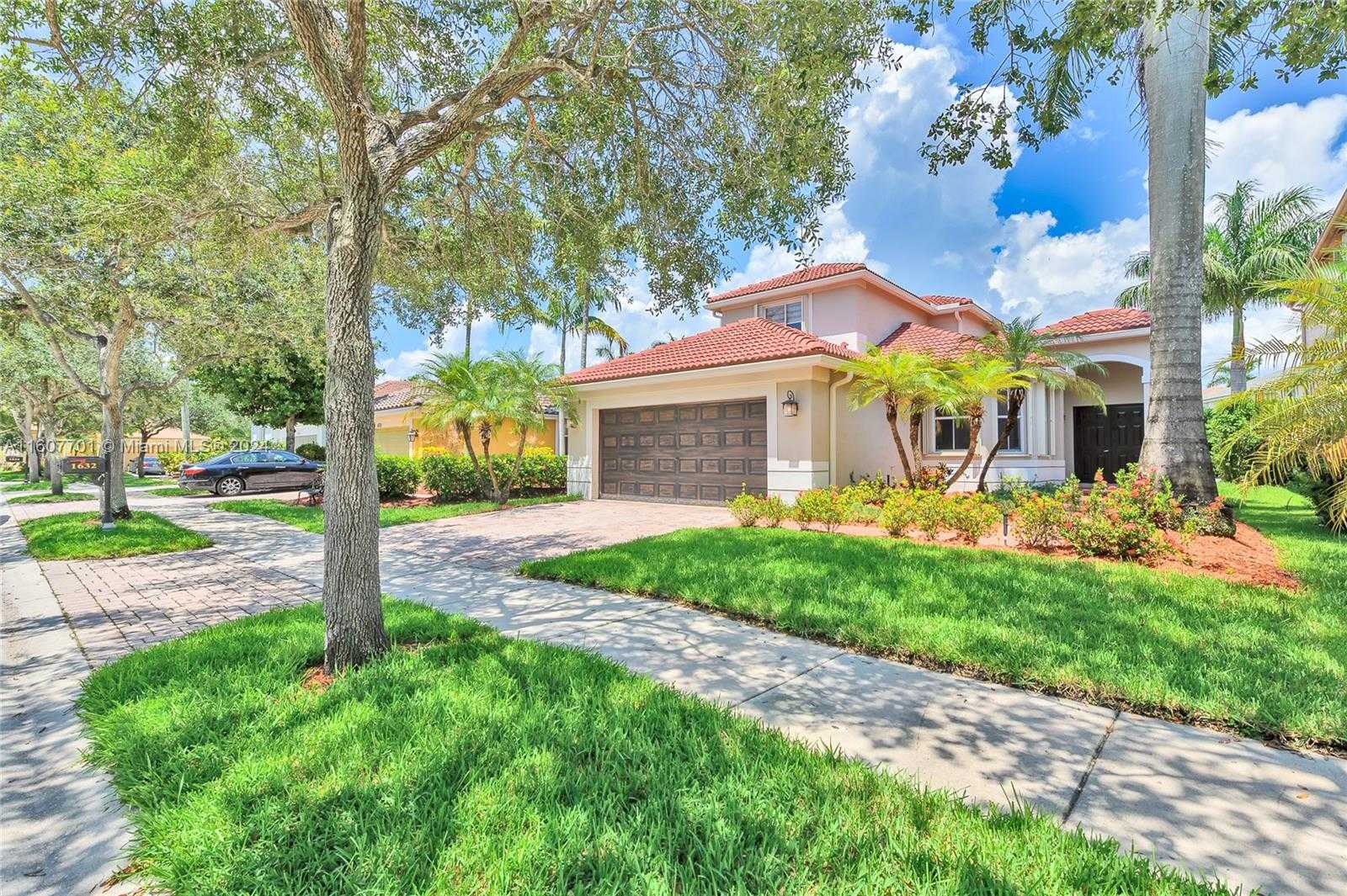 photo 3: 1632 NE Winterberry Ln, Weston FL 33327