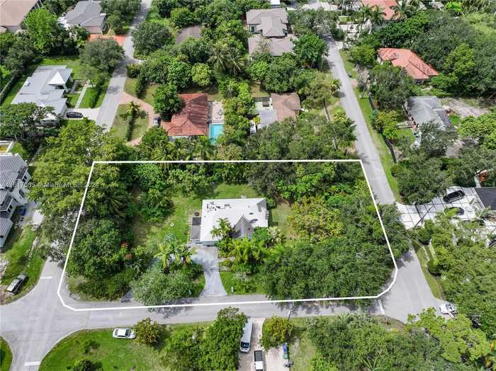 photo 1: 7160 SW 70th St, Miami FL 33143