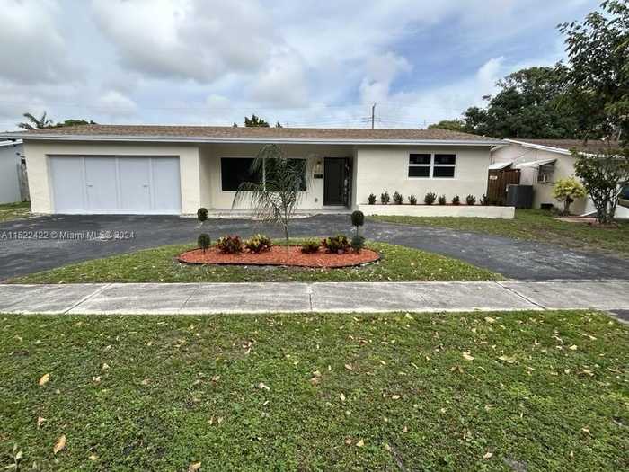 photo 1: 801 S Highland Dr, Hollywood FL 33021