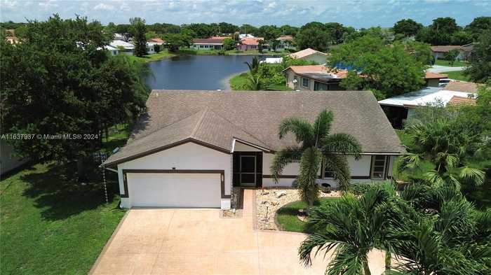 photo 1: 10507 NW 70th St, Tamarac FL 33321