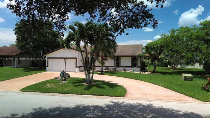 photo 2: 10507 NW 70th St, Tamarac FL 33321