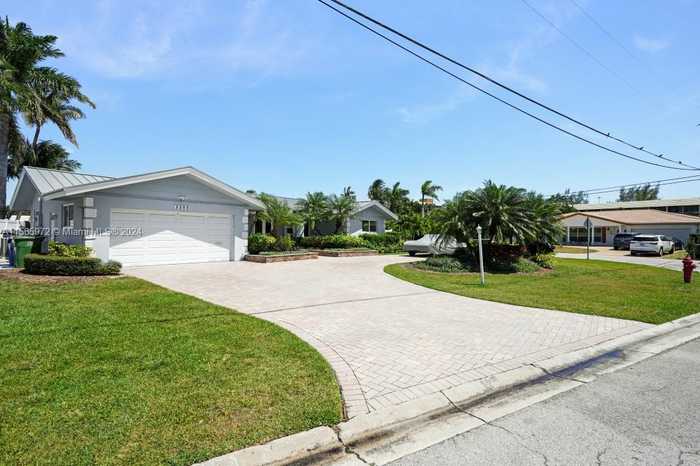 photo 2: 5200 NE 28th Ave, Fort Lauderdale FL 33308