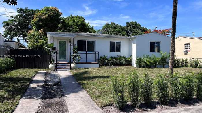 photo 2: 971 NE 155th Ter, North Miami Beach FL 33162