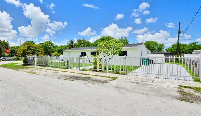 photo 2: 18740 NW 44th Ave, Miami Gardens FL 33055