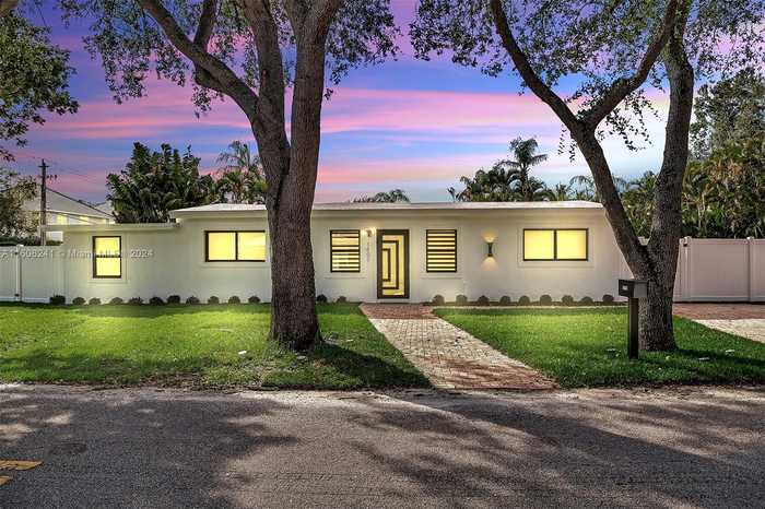 photo 2: 1401 SW 20th St, Fort Lauderdale FL 33315