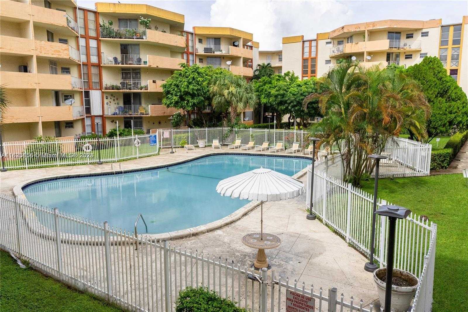 photo 3: 1750 W 46th St Unit 433, Hialeah FL 33012