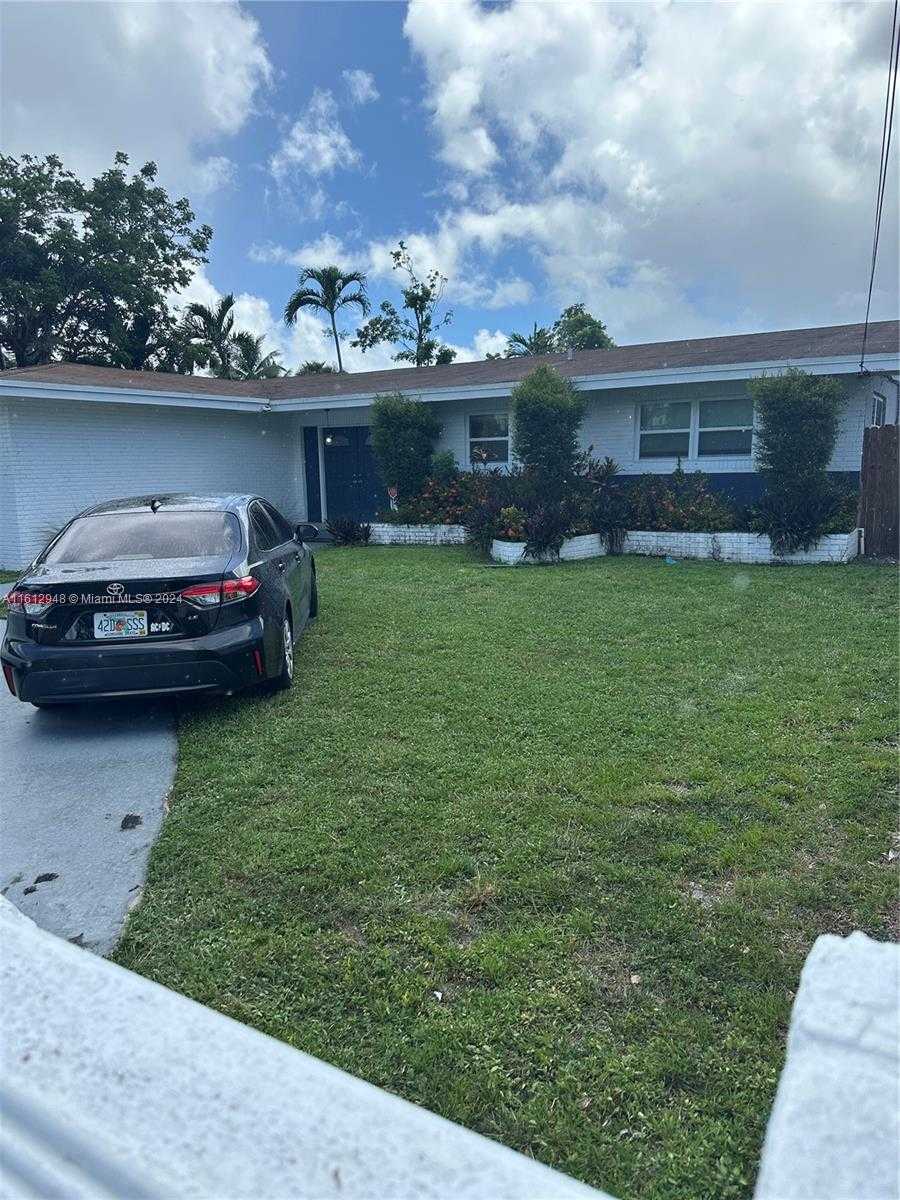 photo 1: 18725 NE 18th Ave, Miami FL 33179