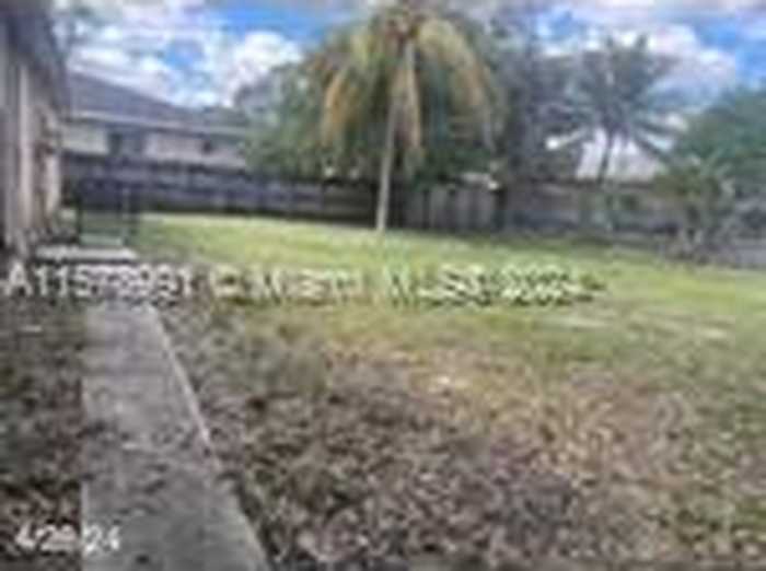 photo 2: 3411 NW 211th St, Miami Gardens FL 33056