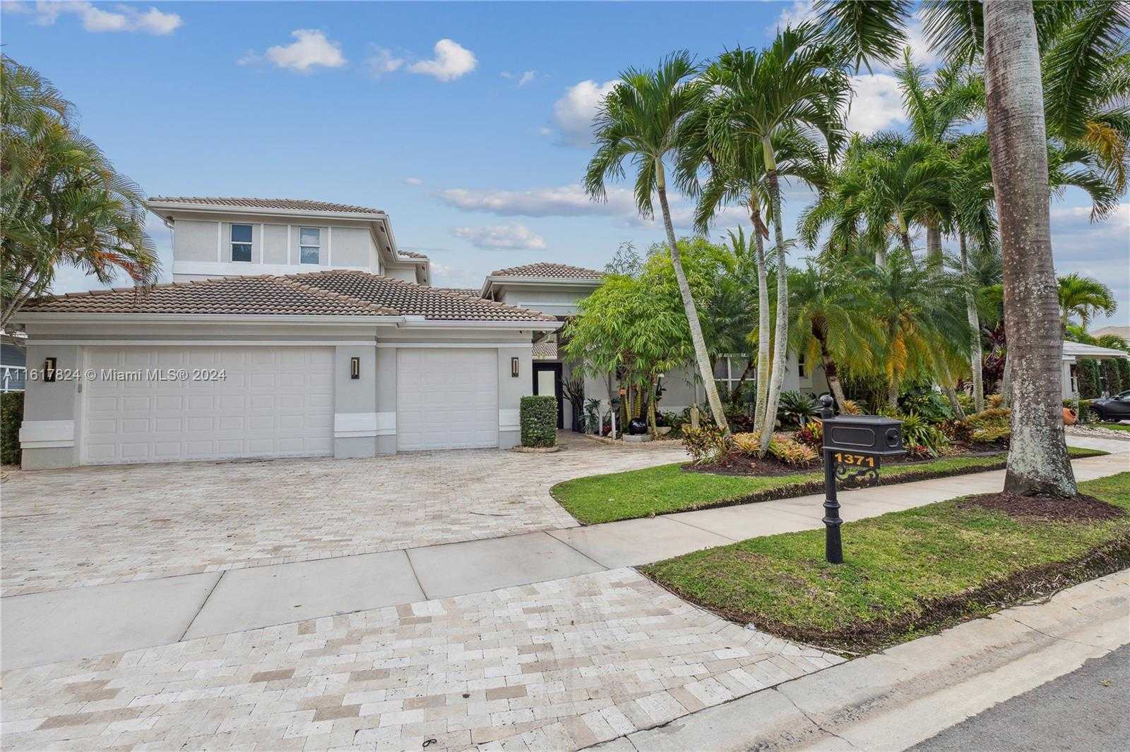 photo 1: 1371 Victoria Isle Dr, Weston FL 33327