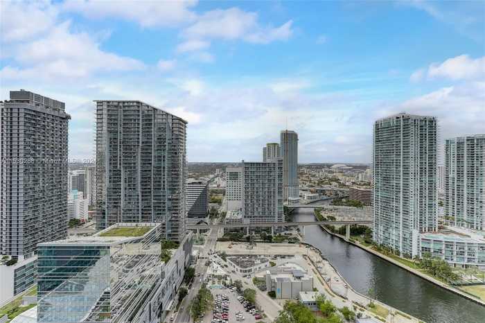 photo 1: 68 SE 6th St Unit 3004, Miami FL 33131