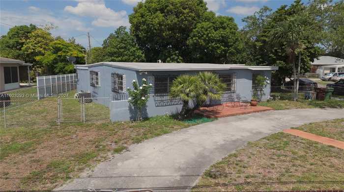 photo 1: 6284 E 6th Ave, Hialeah FL 33013