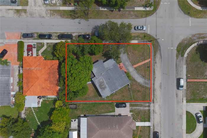 photo 2: 6284 E 6th Ave, Hialeah FL 33013