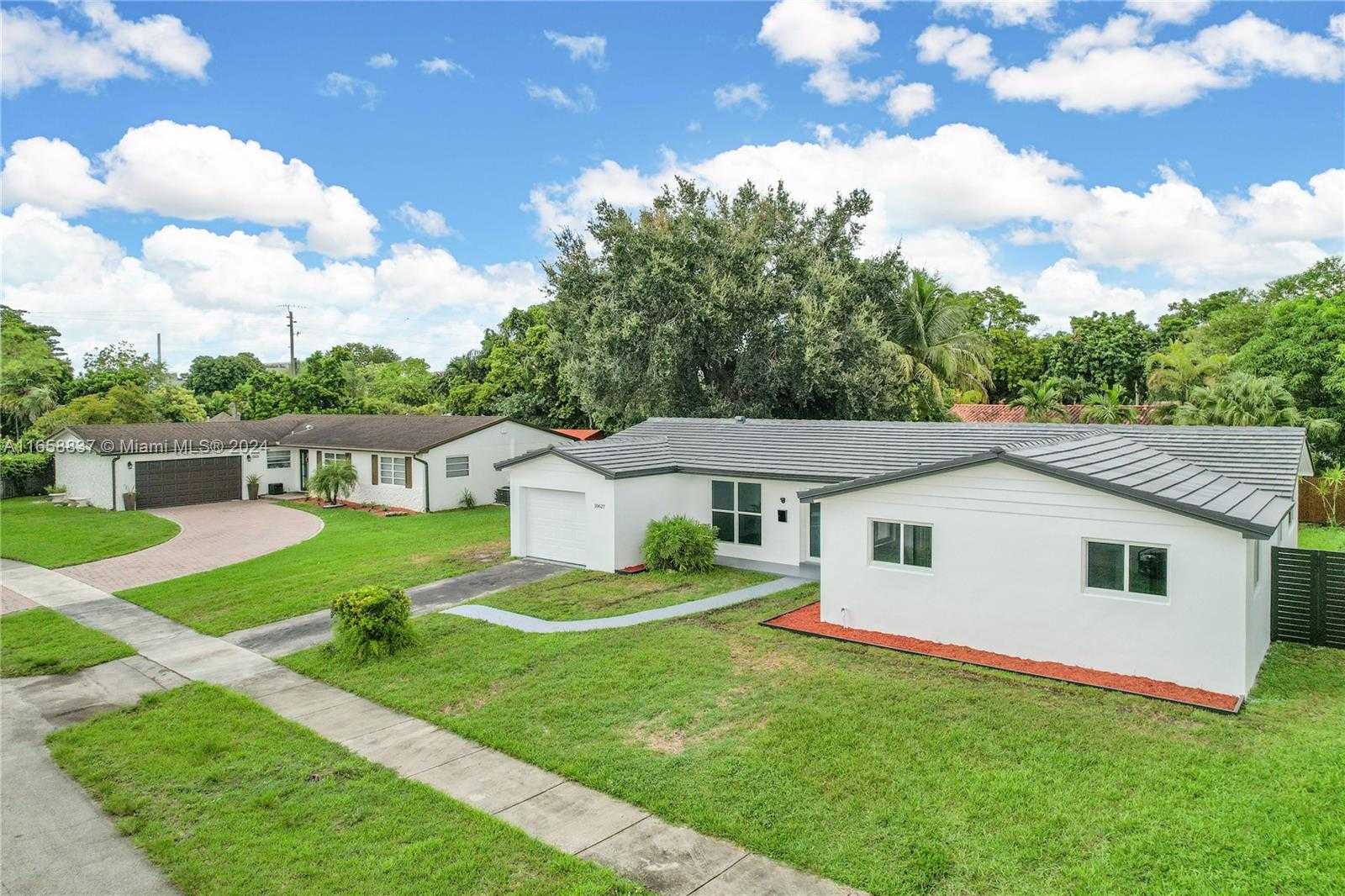 photo 3: 10627 SW 102nd St, Miami FL 33176