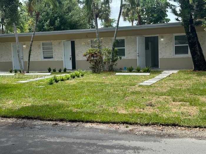 photo 1: 930 SW 29th St, Fort Lauderdale FL 33315